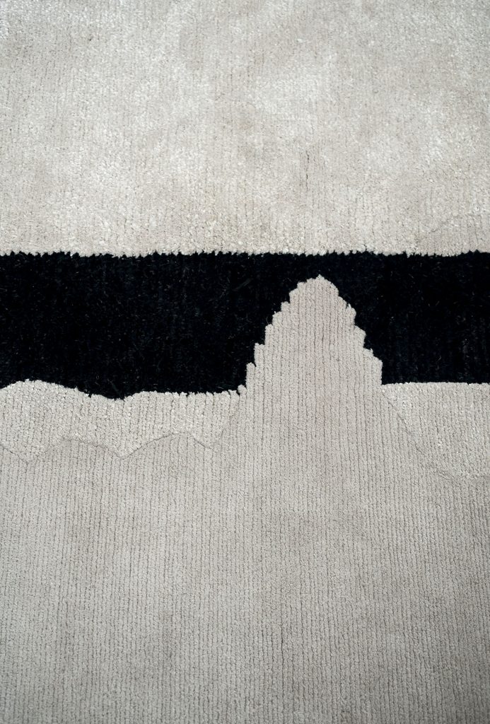 Atlas Pattern one rug, Weft and warp in cotton and hand-spun and Tibetan wool in white and black pattern.
