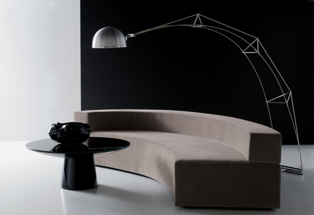 Low centrepiece made in the shape of a circle in solid wood in a glossy black colour tone