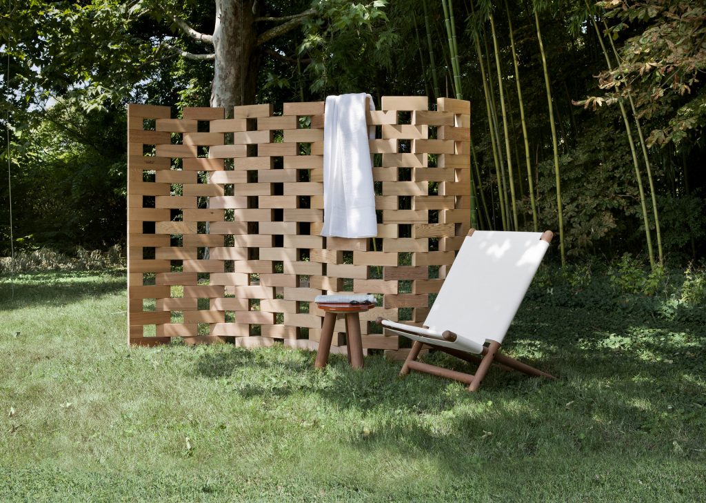 paraggi beach chair with a wood structure and a white fabric cover