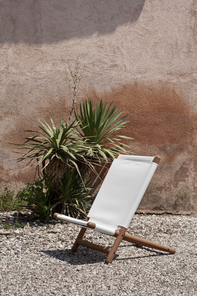 paraggi beach chair with a wood strucutre and white fabric