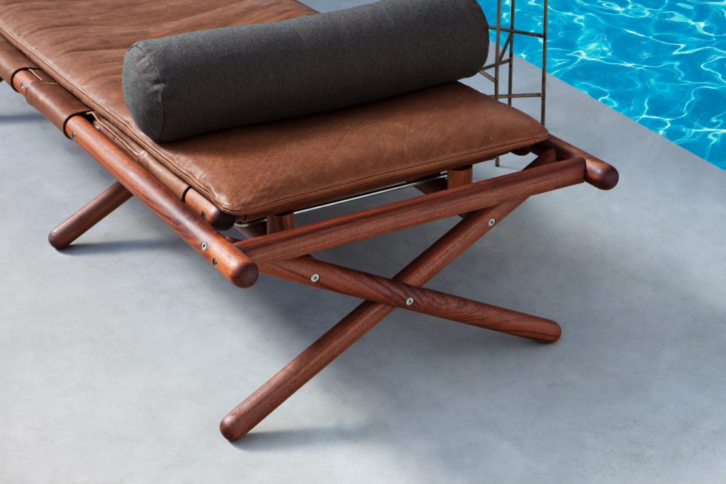 paraggi sun lounger in brown leather with a dark brown pillow