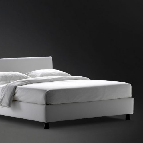 Notturno Double bed. Base and backrest covered in gray fabric and legs on a black background.