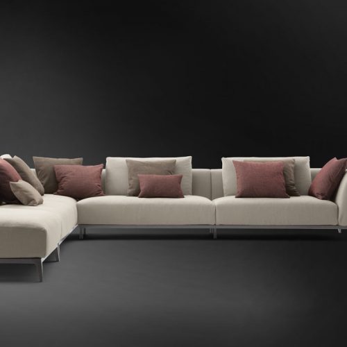 Olivier M sofa upholstered in white fabric and four legs in steel on a black background.