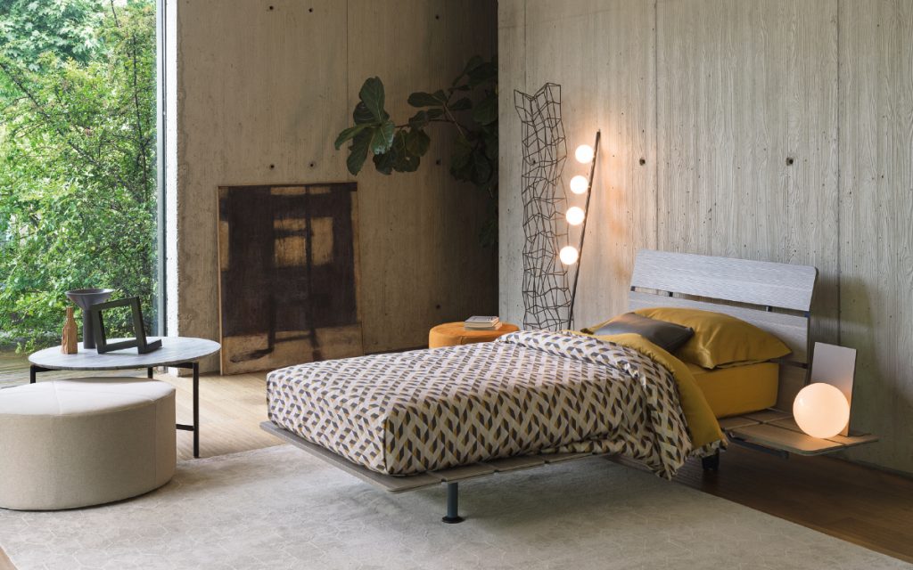 Tadao Single bed in brown oak. Structure and two legs in black in a bedroom.