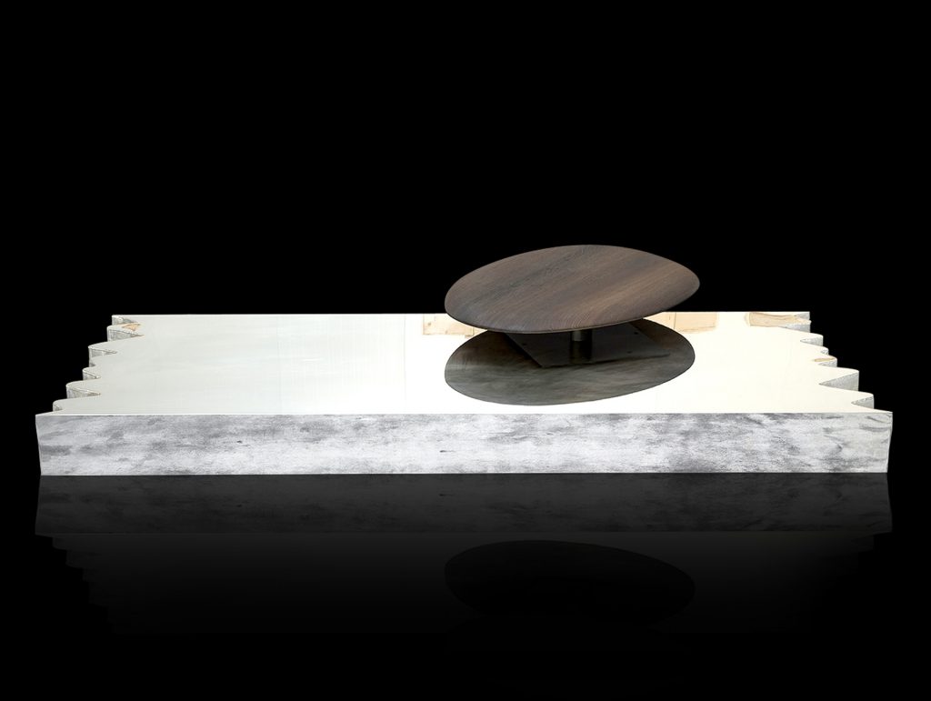 Rectangle Be Mine coffee table. Finish in silver with pointed edges on a black background.