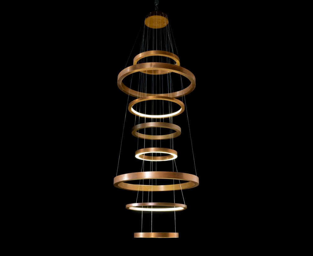 Light Ring XXL. Eight compositions made up of brass rings in different sizes and types of light emission using suspension wires on a black background.
