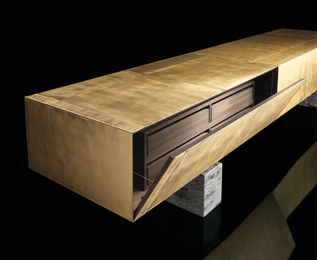 Slim Side sideboard. Structure, base and four doors finished in brass, internal brown wood on a black background.