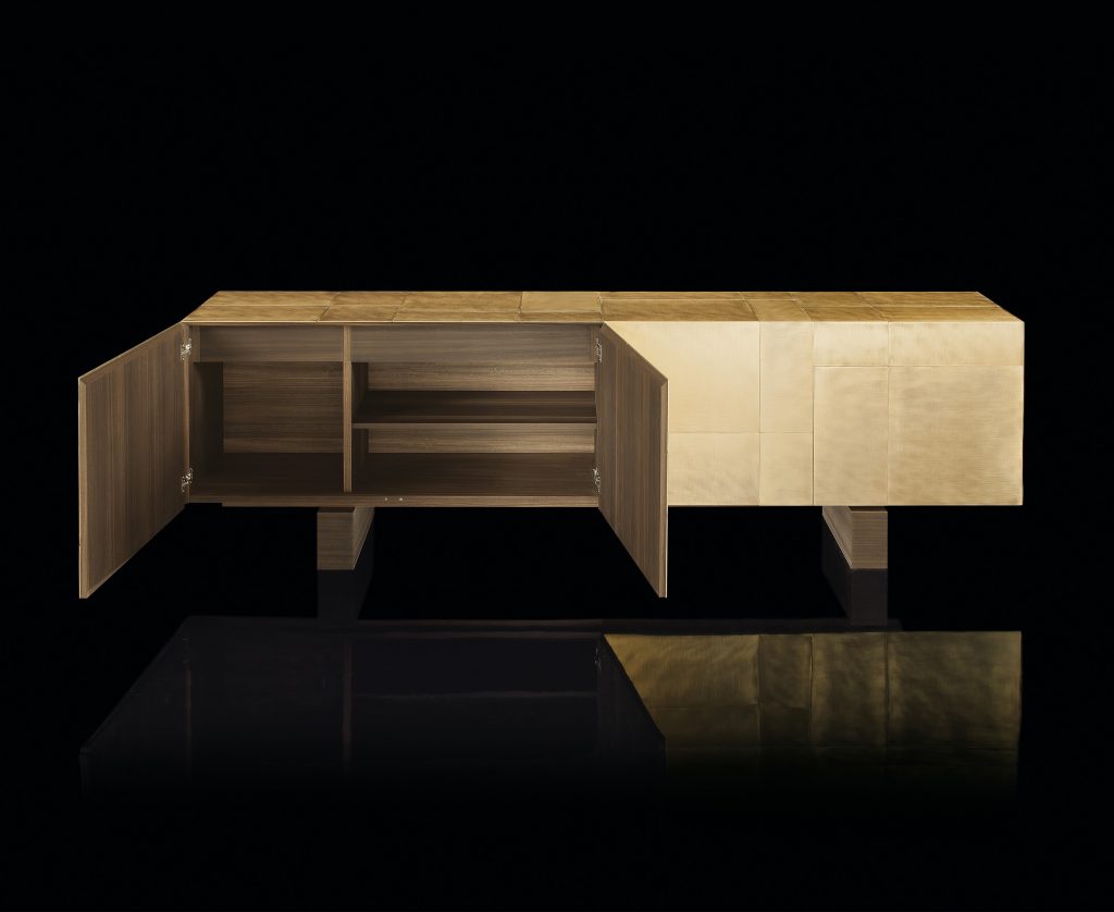 Slim Side High sideboard. Structure, base and four doors finished in brass, internal brown wood on a black background.