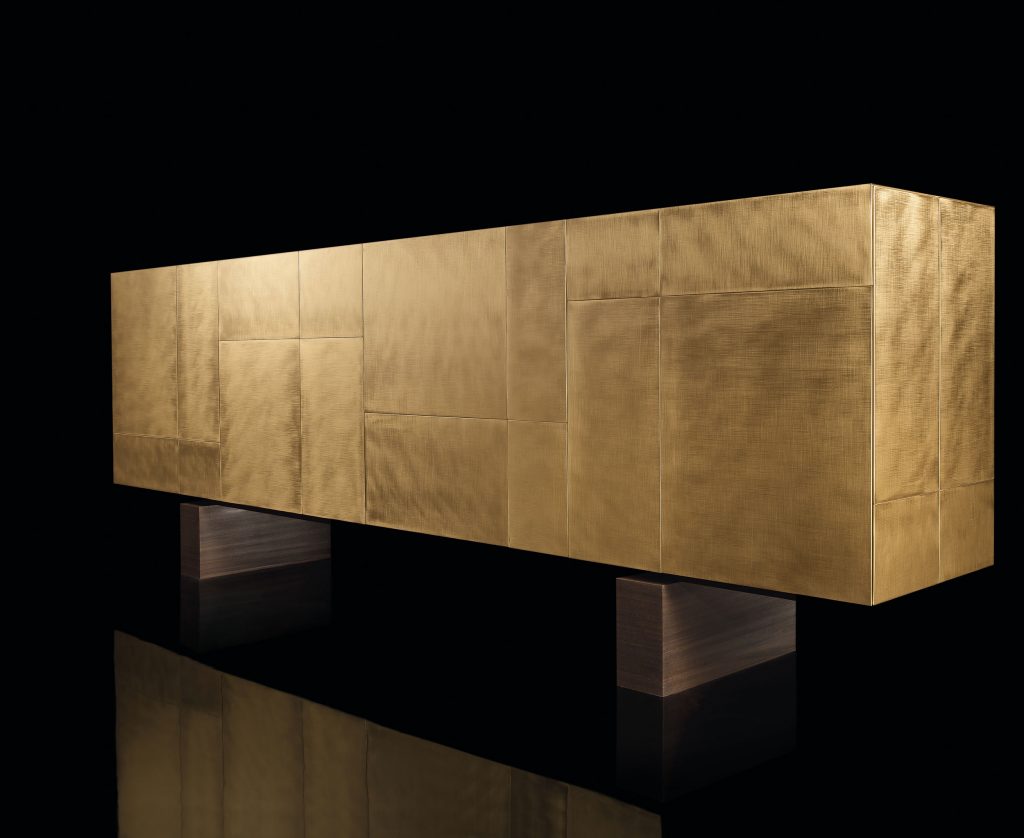 Slim Side High sideboard. Structure, base and four doors, finish in brass on a black background.
