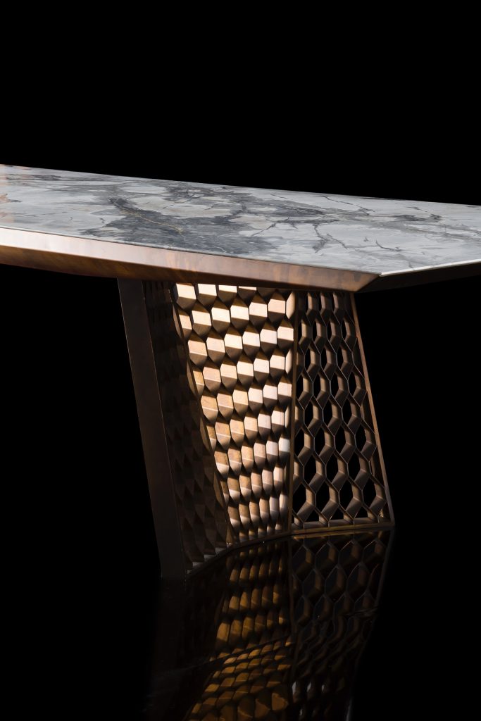 Stealth Table, legs in brass finish with rhombus pattern, top in white and gray marble stone on a black background.