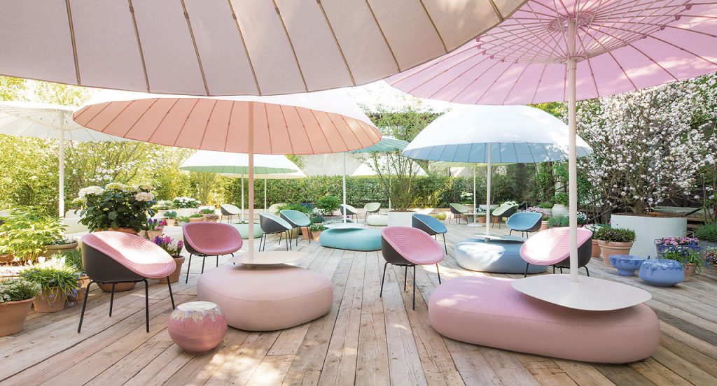 Two Amable Armchairs, four legs of black steel, black molded polyethylene shell and rope cord cover, four in pink and four in blue on a terrace.