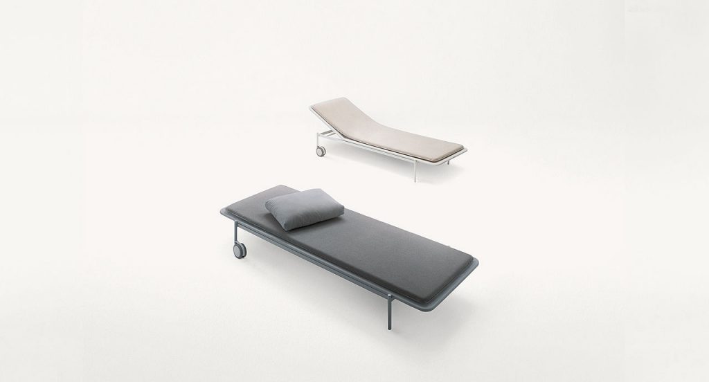 Two Baia loungers. Structure upholstery in Maris fabric, left in gray and right in white, seat cushion in polyester, left in gray and right in beige on a white background.