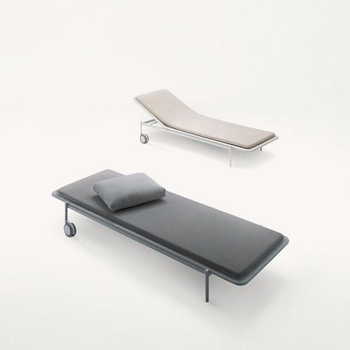 Two Baia loungers. Structure upholstery in Maris fabric, left in gray and right in white, seat cushion in polyester, left in gray and right in beige on a white background.
