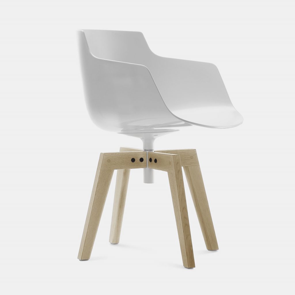 A white Flow Slim chair with four-legged in natural oak on a white background.