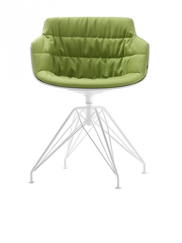 A white Flow Slim Padded chair, green pads and four-legged LEM in steel on a white background.