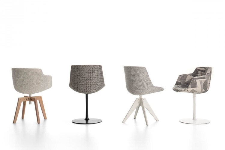 Four Flow Textile chairs, one in grey pattern with four-legged in natural oak, one in grey pattern with a central leg, one in gray pattern with four-legged steel in white and one in grey pattern with a white central leg on a white background.