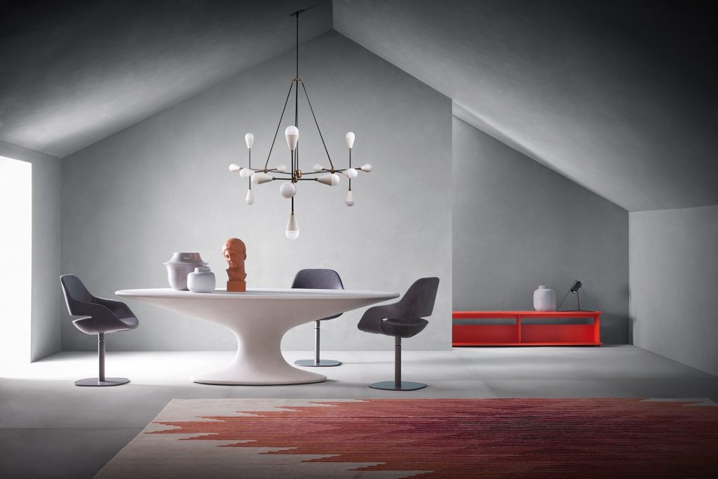 Fenice table with an oval top and oval central leg in white in a dining room.