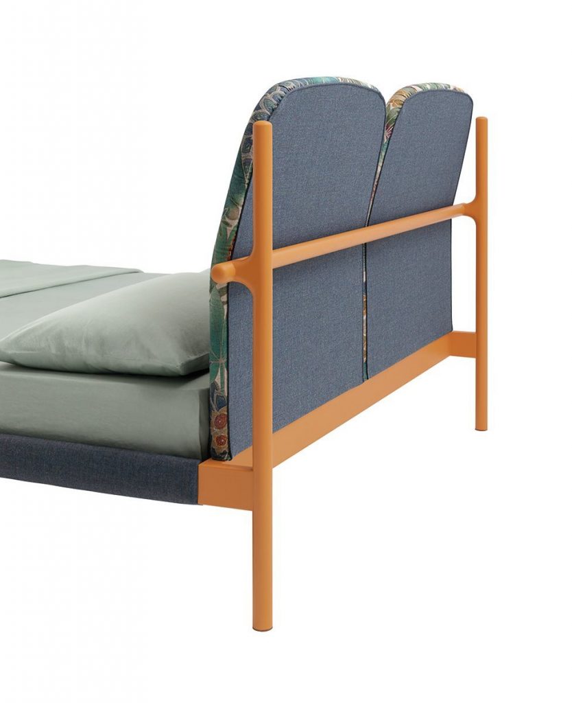 Florin bed. Headboard with green and pink floral pattern, base and four legs in wood upholstered in gray fabric on a white background.