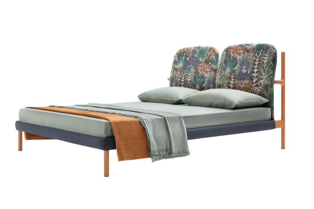 Florin bed. Headboard with green and pink floral pattern, base and four legs in wood upholstered in gray fabric on a white background.