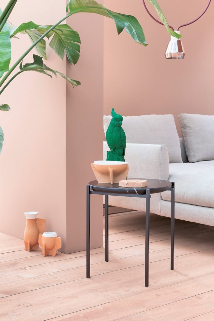 Niobe 648 coffee table with a white and black round marble top and a white sleek metal frame in a living room.