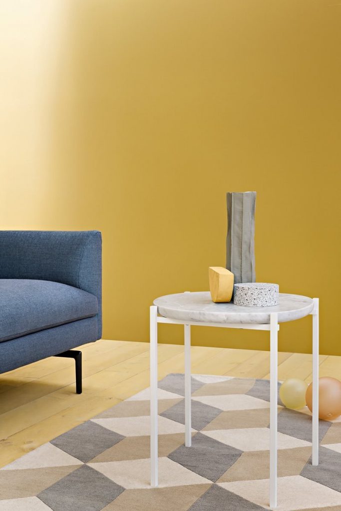 Niobe 648 coffee table with a white and gray round marble top and a white sleek metal frame in a living room.