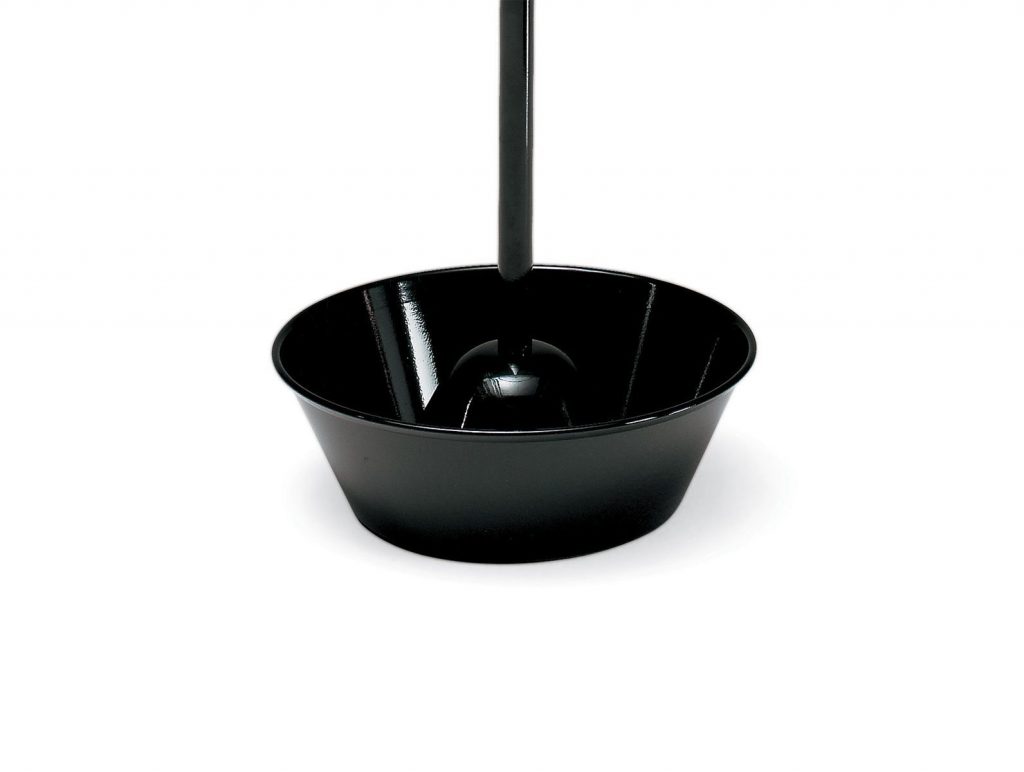 Servopluvio umbrella stand with a minimalist black metal frame and a circular base on a white background.