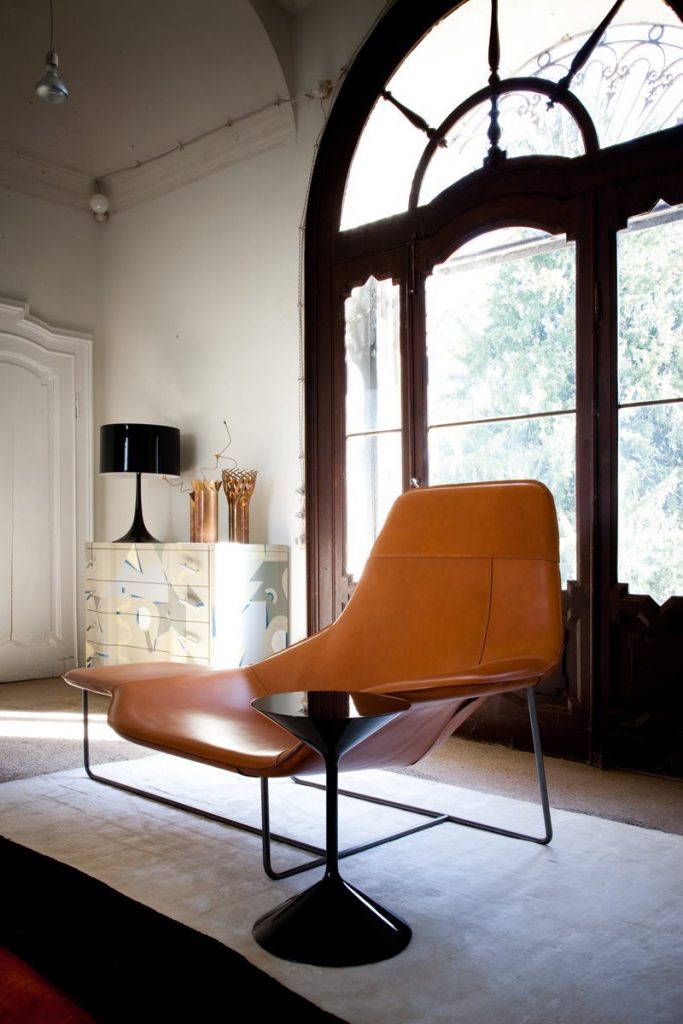 Tempo coffee table, round top and base in black in a living room.