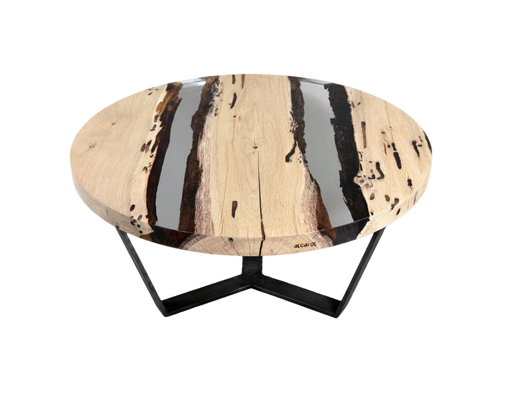 This round table highlights rustic wood details combined with dark resin inlays. The warm tones of the wood pair with the clean, modern base for a balanced contemporary look.