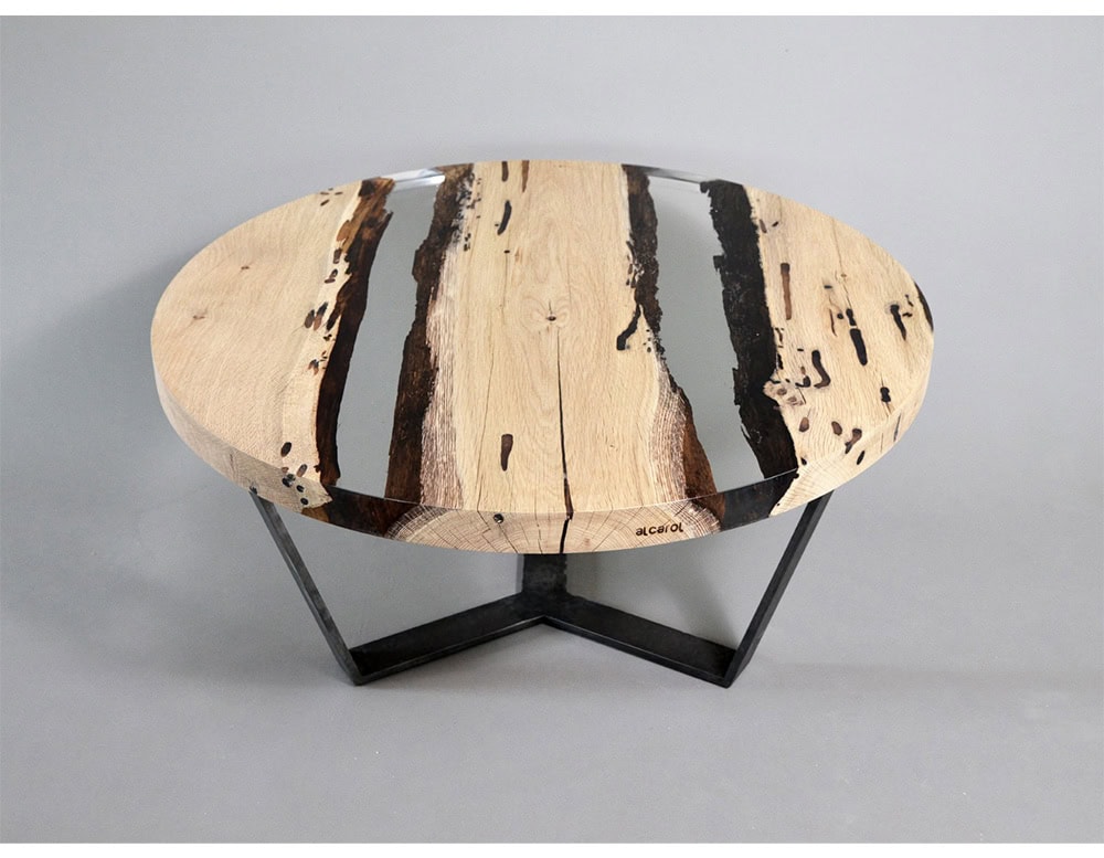 This round table merges natural oak planks with resin rivers, creating a striking blend of rustic charm and modern design. Its bold base adds a sculptural touch, perfect as a statement piece.