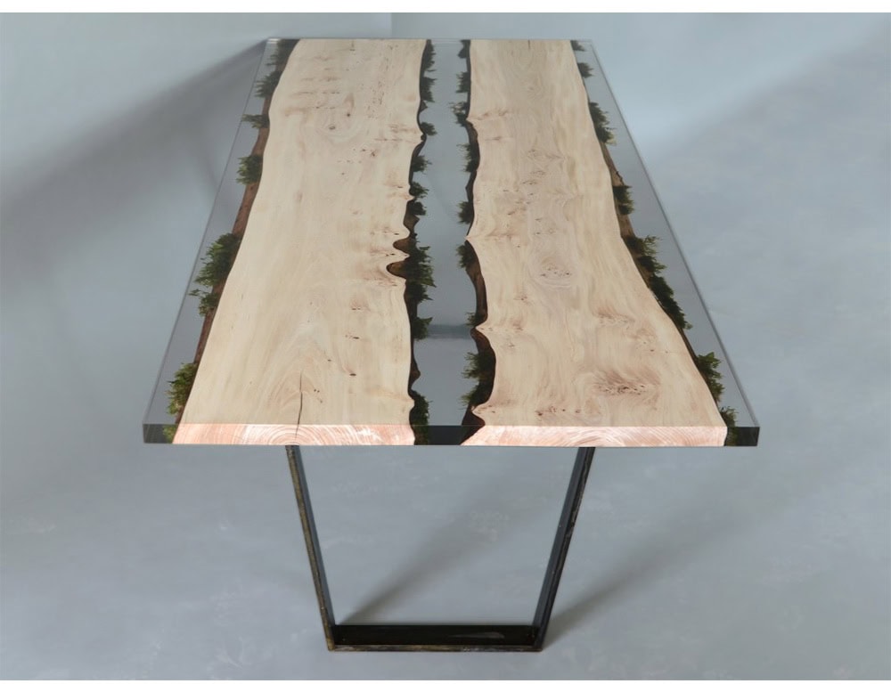 Moss Table combines natural oak planks with embedded moss details under a clear resin surface. The contrasting textures create a striking balance between organic elements and modern design.