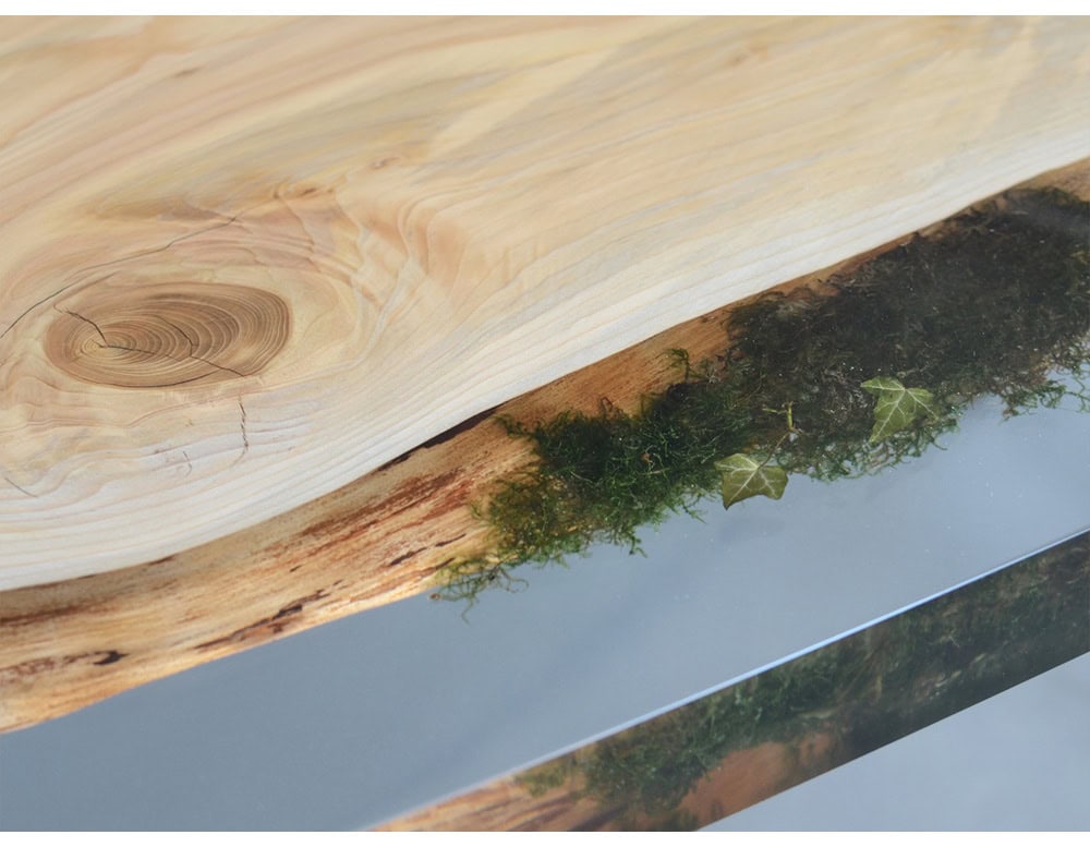 Moss Table Single Plank presents a union of raw wood grain with preserved moss encased in clear resin. The living edge design highlights organic textures while the smooth surface adds a refined and modern presence.