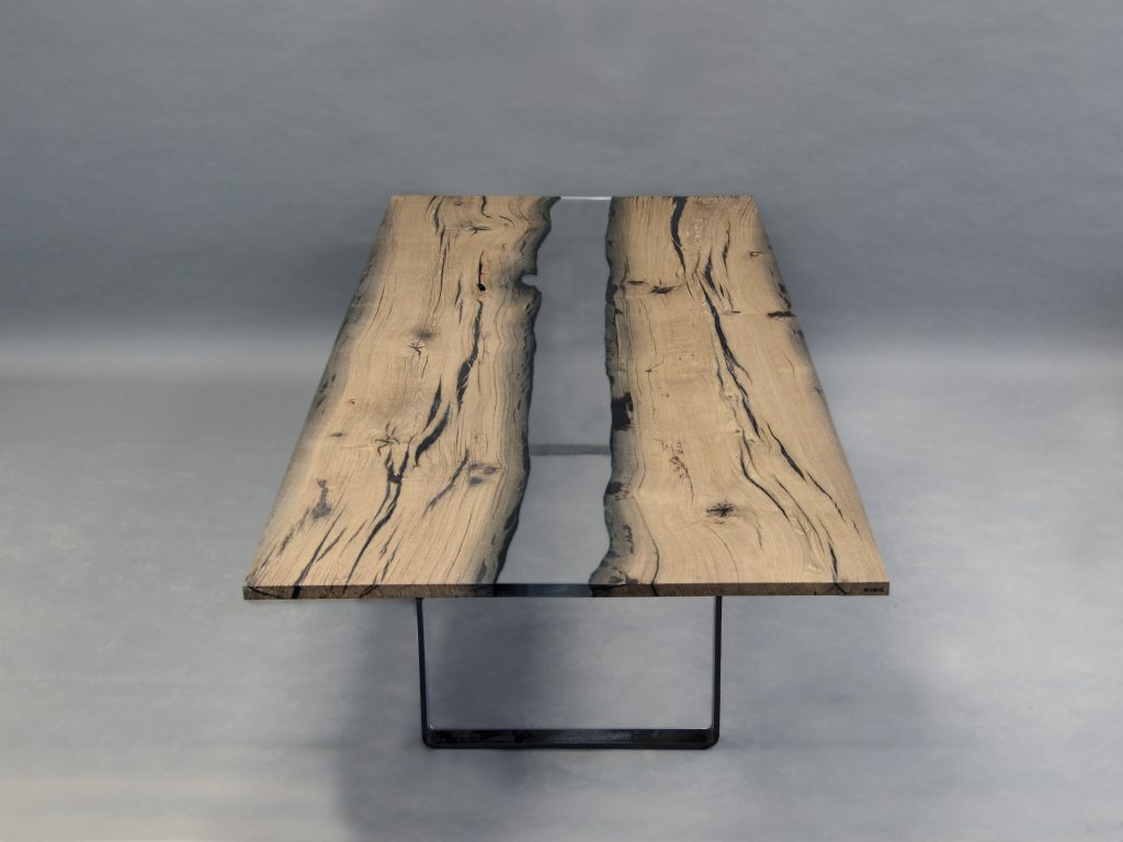 table made of wood and resin base in a light brown tone on a steel base