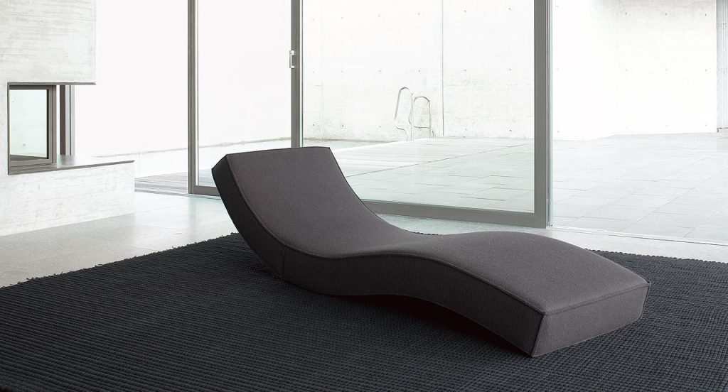 Linea chaise longue, upholstery in grey fabric in a living room.
