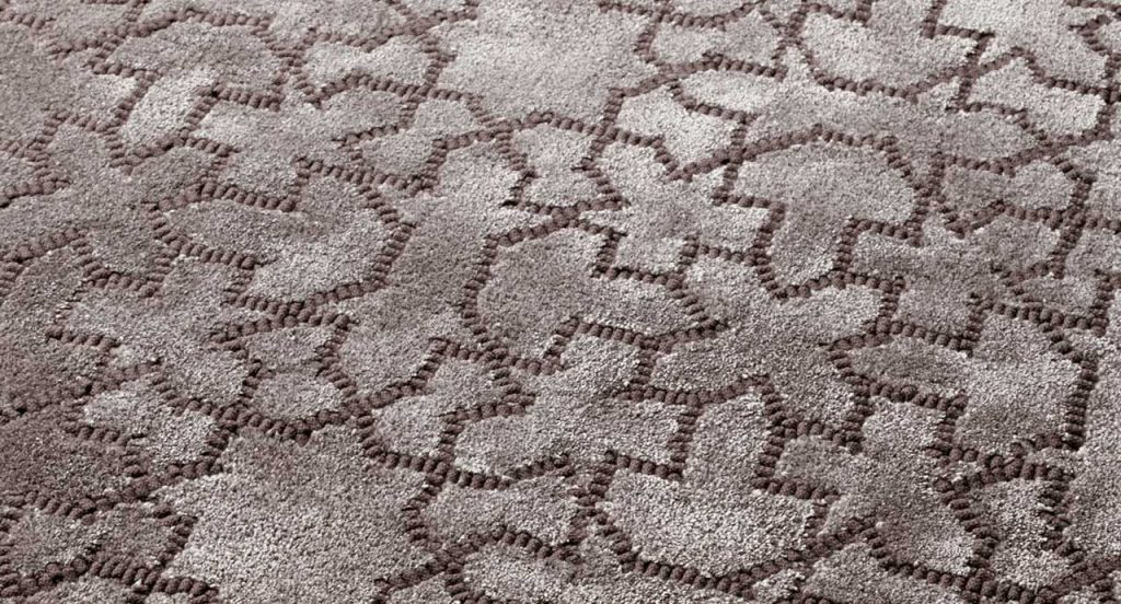 Brown Alkazar rug with geometric pattern made of wool.