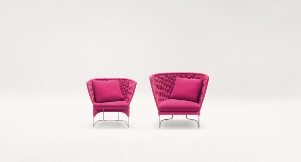 Two pink Ami Outdoor Armchairs, structure upholstery in fabric, seat cushion in fabric, structure and leg in steel on a white background.