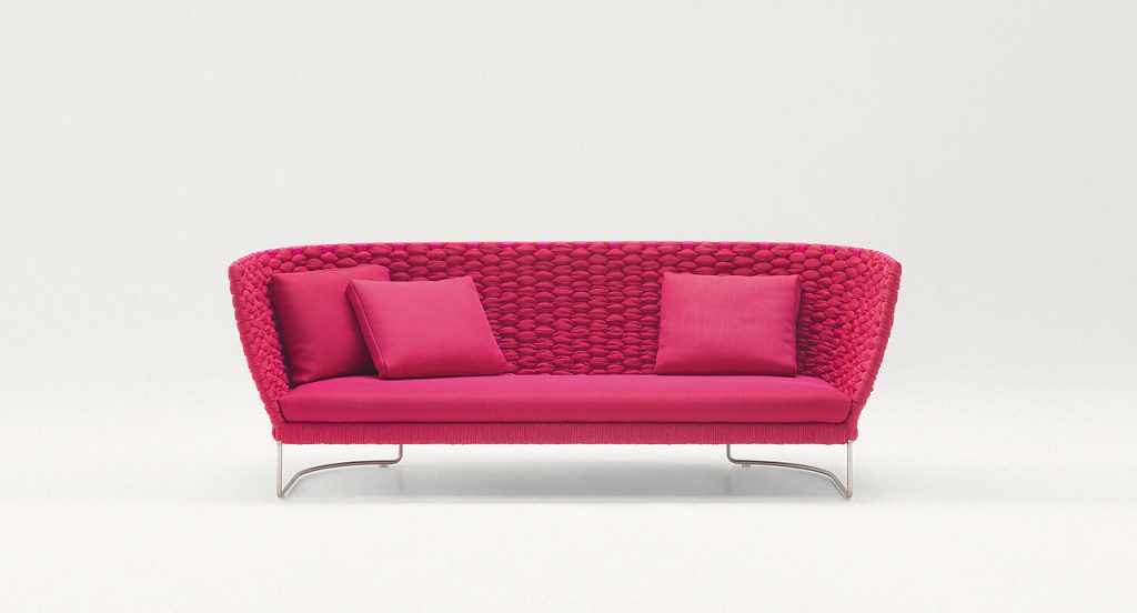 Ami Outdoor Sofa, structure and two legs in steel, structure upholstery in pink cord, pink seat cushion on a white background.