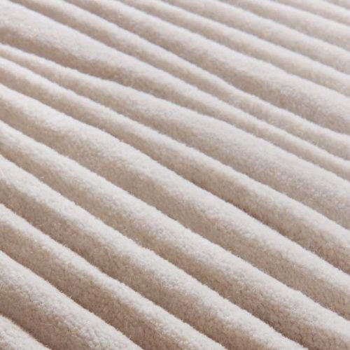 Deep rug made of white irregular curved lines pattern.