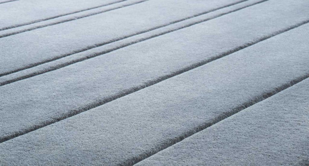 Grey Lines rug in relief made of wool.