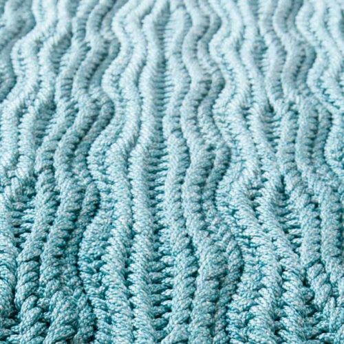 Marea rug, made of braids shaped like waves in blue Rope yarn.