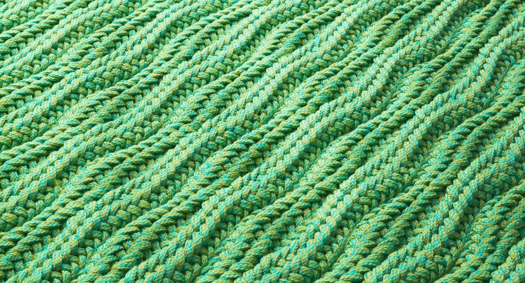 Marea rug, made of braids shaped like waves in green Rope yarn.