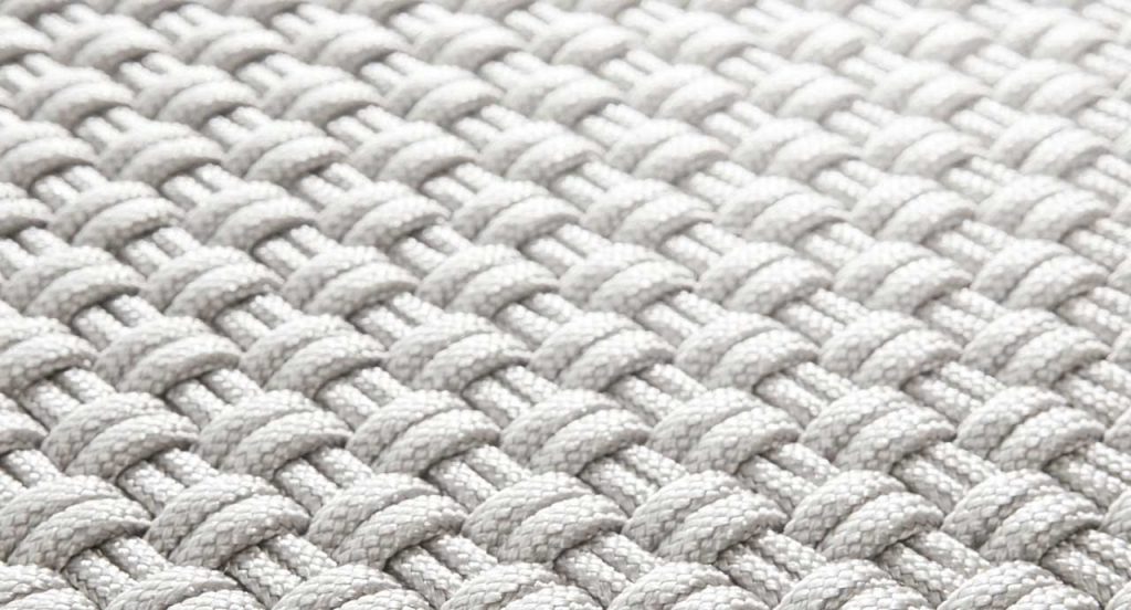 Mat plus rug in white rope yarn.