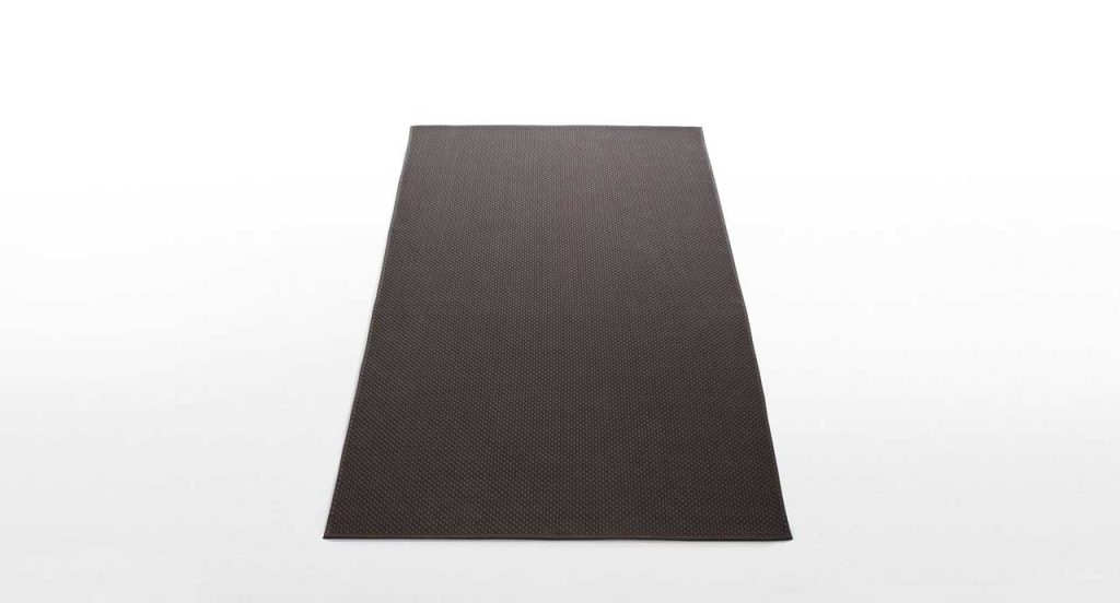 Mat plus rug in brown rope yarn on a white background.
