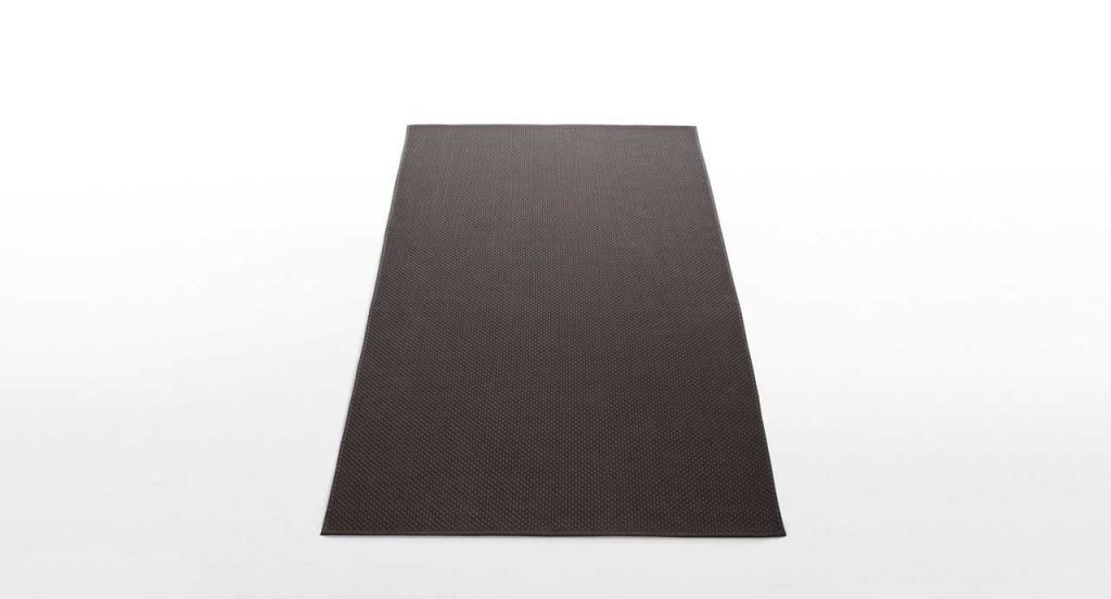 Mat plus rug in brown rope yarn on a white background.