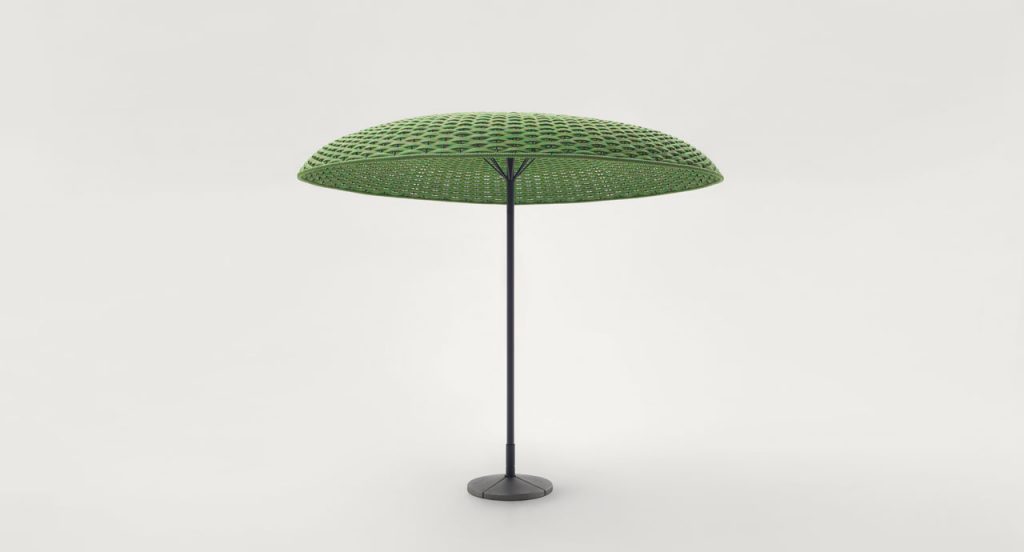 Mogambo parasol, structure in black aluminium and steel, top of green yope yarn on a white background.