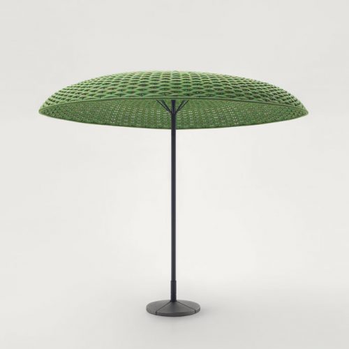 Mogambo parasol, structure in black aluminium and steel, top of green yope yarn on a white background.