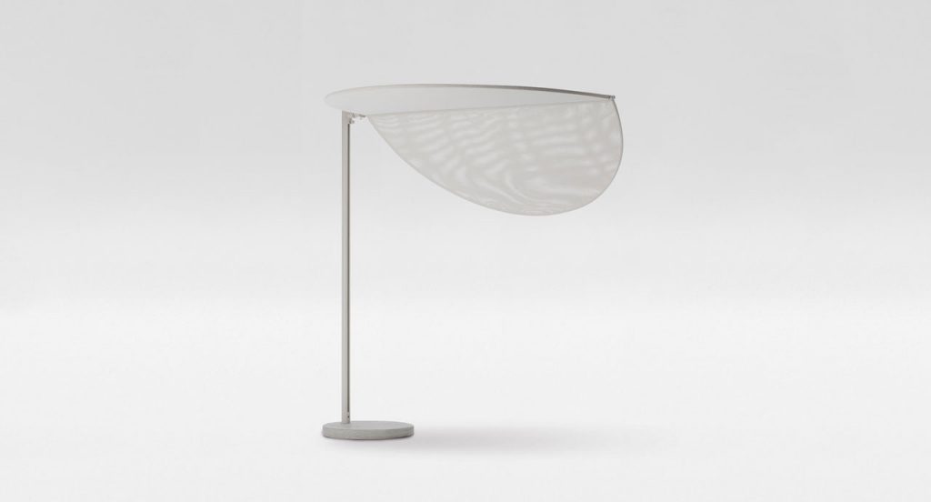 White Ombra sunshade top made of two polyester semi circles, leg in aluminum on a white background.