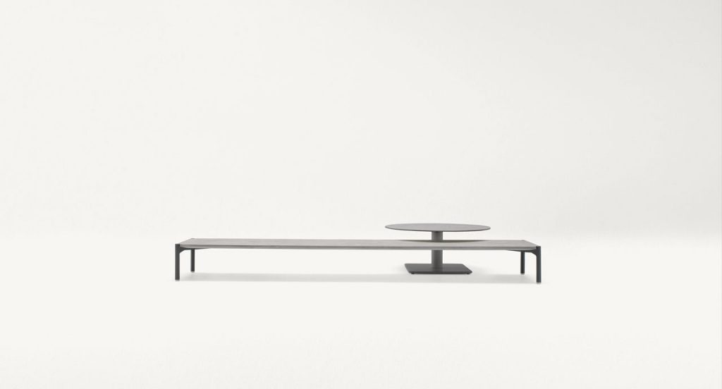 Rectangular Plano Outdoor Side Table, structure and four legs in black steel, top in black concrete on a white background.