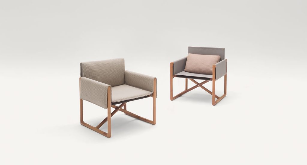 Two Portofino Outdoor Chairs with armrests and little armchair, structure and chair in natural heartwood, upholstery in beige fabric on a white background.