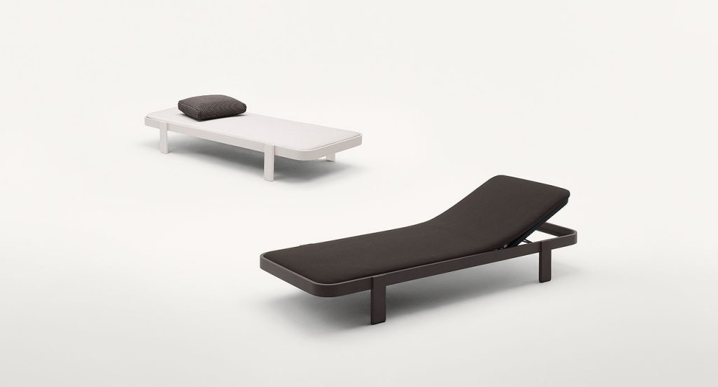 Two Rams sun beds with backrest, four legs in wood, cover in polyester, one in white and one in brown color on a white background.
