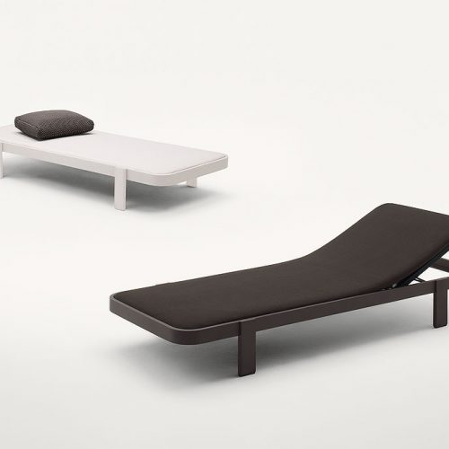 Two Rams sun beds with backrest, four legs in wood, cover in polyester, one in white and one in brown color on a white background.